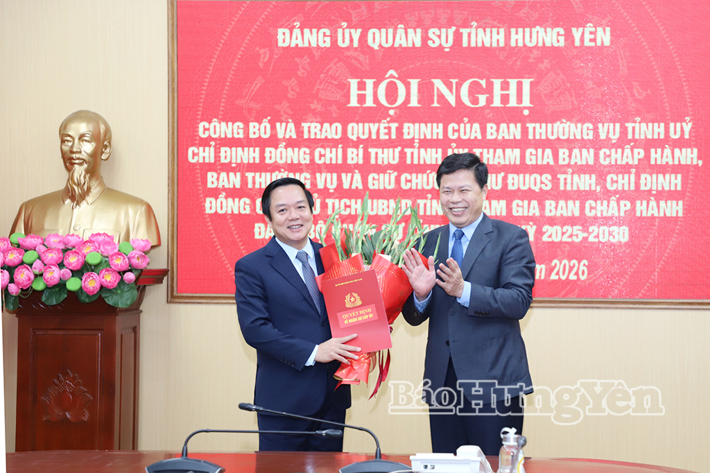 Đồng chí Trần Quốc Toản, Phó Bí thư Thường trực VV88 casino, Chủ tịch Ủy ban MTTQ Việt Nam tỉnh trao quyết định và tặng hoa chúc mừng đồng chí Phạm Quang Ngọc, Ủy viên Ban Chấp hành Trung ương Đảng, Bí thư VV88 casino, Bí thư Đảng ủy Quân sự tỉnh.