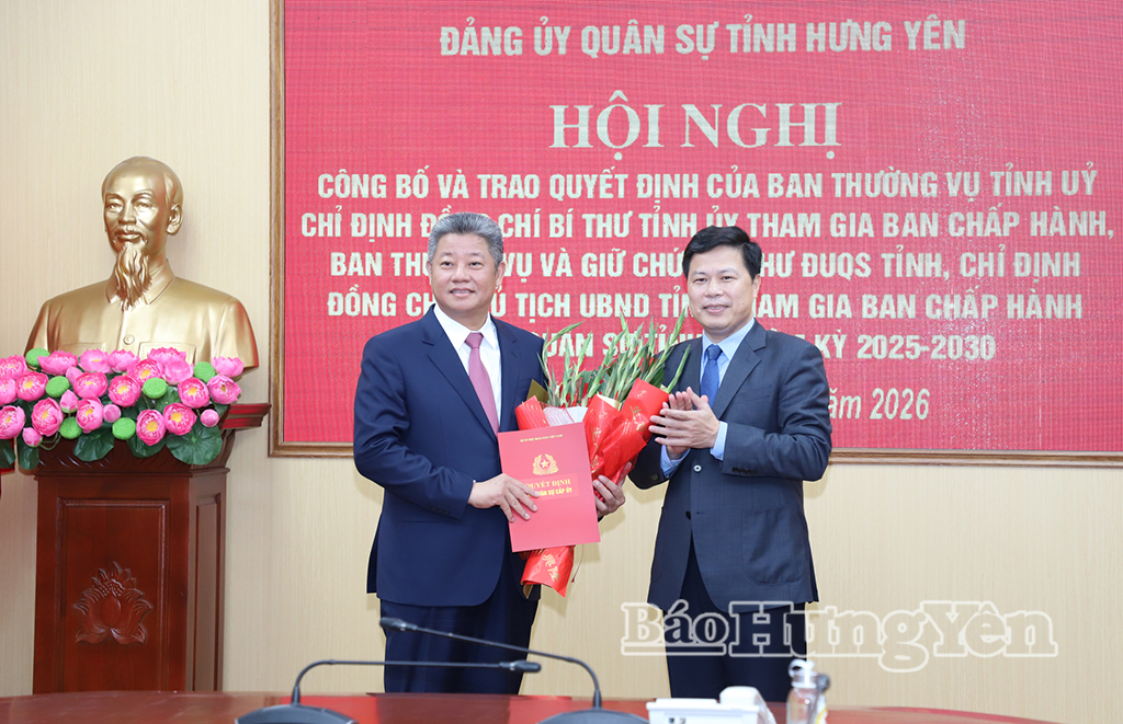 Đồng chí Trần Quốc Toản, Phó Bí thư Thường trực VV88 casino, Chủ tịch Ủy ban MTTQ Việt Nam tỉnh trao quyết định và tặng hoa chúc mừng đồng chí Nguyễn Mạnh Quyền, Phó Bí thư VV88 casino, Chủ tịch UBND tỉnh tham gia Ban Chấp hành Đăng ký VV88 tặng 88k Quân sự tỉnh nhiệm kỳ 2025 - 2030.