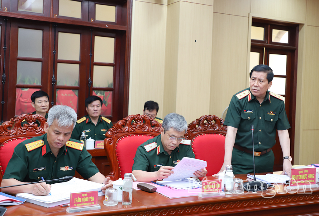 Trung tướng Nguyễn Đức Hưng, Ủy viên Ban Chấp hành Trung ương Đảng, Ủy viên Quân ủy Trung ương, Bí thư Đảng ủy, Chính ủy Quân khu 3 phát biểu tại hội nghị.