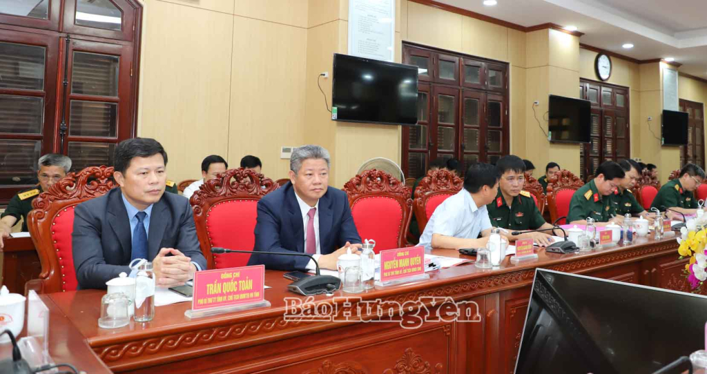 Đồng chí Trần Quốc Toản, Phó Bí thư Thường trực Tỉnh ủy, Chủ tịch Ủy ban MTTQ Việt Nam tỉnh; đồng chí Nguyễn Mạnh Quyền, Phó Bí thư Tỉnh ủy, Chủ tịch UBND tỉnh và các đại biểu dự hội nghị. 