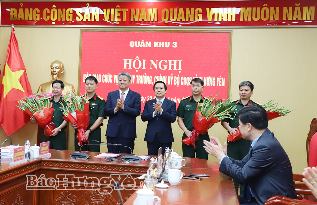 Đồng chí Phạm Quang Ngọc, Ủy viên Ban Chấp hành Trung ương Đảng, Bí thư Tỉnh ủy, Bí thư Đảng ủy Quân sự tỉnh; đồng chí Nguyễn Mạnh Quyền, Phó Bí thư Tỉnh ủy, Chủ tịch UBND tỉnh tặng hoa chúc mừng các đồng chí lãnh đạo Bộ Chỉ huy Quân sự tỉnh nhận chức vụ mới. 