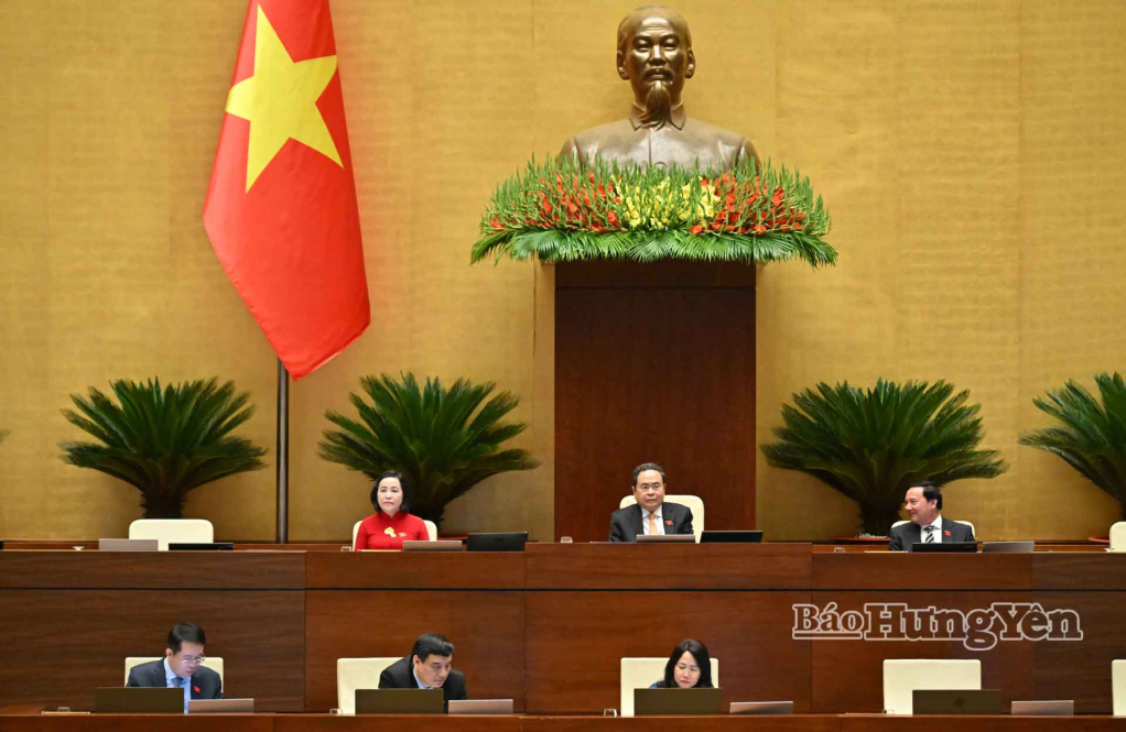 Chủ tịch VV88 casino đăng ký Trần Thanh Mẫn chủ trì phiên thảo luận tại hội trường.