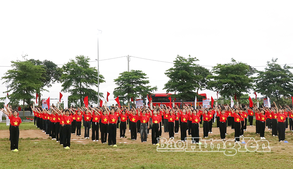 Tiết mục đồng diễn nghệ thuật tại lễ khai mạc Đại hội. 