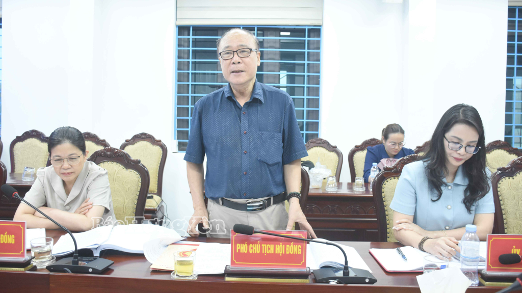 Thành viên Hội đồng phát biểu tại cuộc họp.