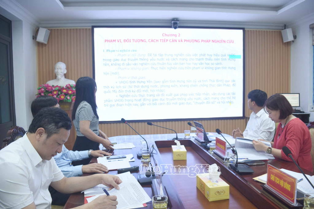 Đại diện tổ chức chủ trì trình bày nội dung của đề tài.