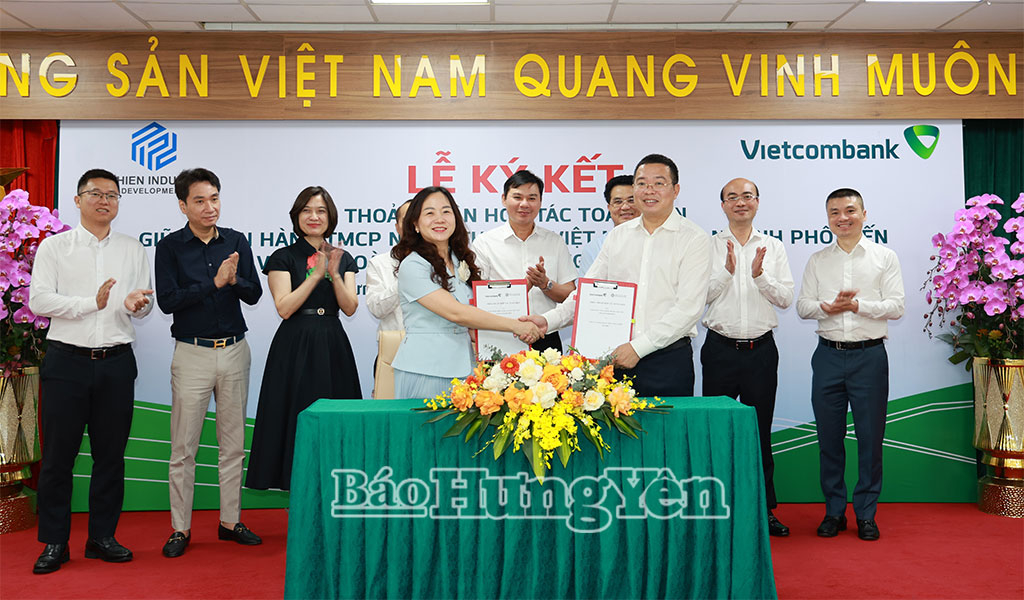 Các đại biểu chứng kiến lễ ký kết giữa Ngân hàng TMCP Ngoại thương Việt Nam Chi nhánh Phố Hiến và Tập đoàn Phát triển công nghiệp Phố Hiến.