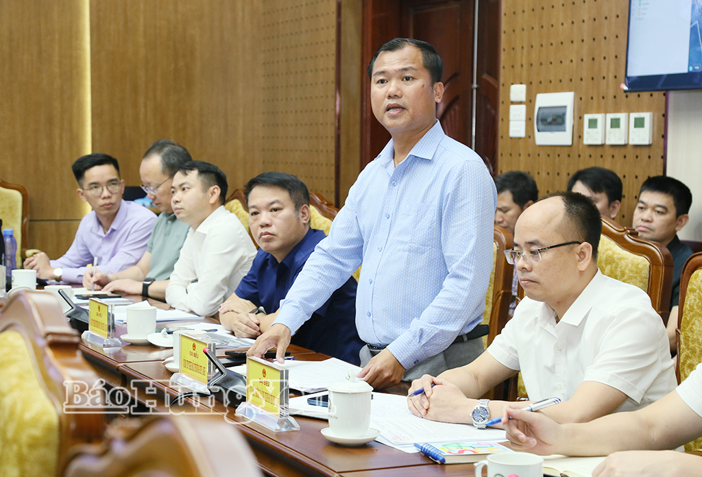 Đại diện doanh nghiệp xử lý rác thải phát biểu tại cuộc họp.