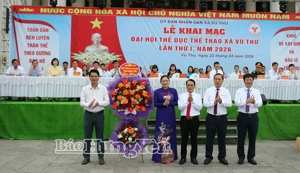 Lãnh đạo Sở Văn hoá, Thể thao và Du lịch tặng hoa chúc mừng Đại hội.