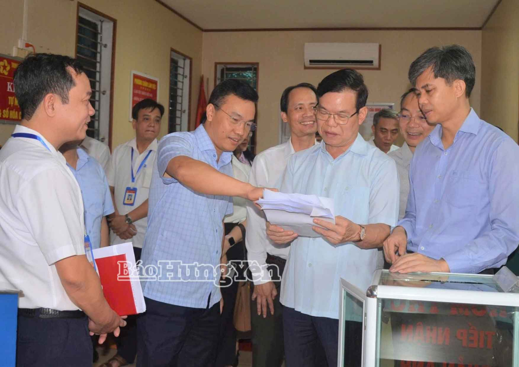 Đoàn khảo sát đến khảo sát thực tế tại Trung tâm Phục vụ hành chính công xã Hưng Hà.