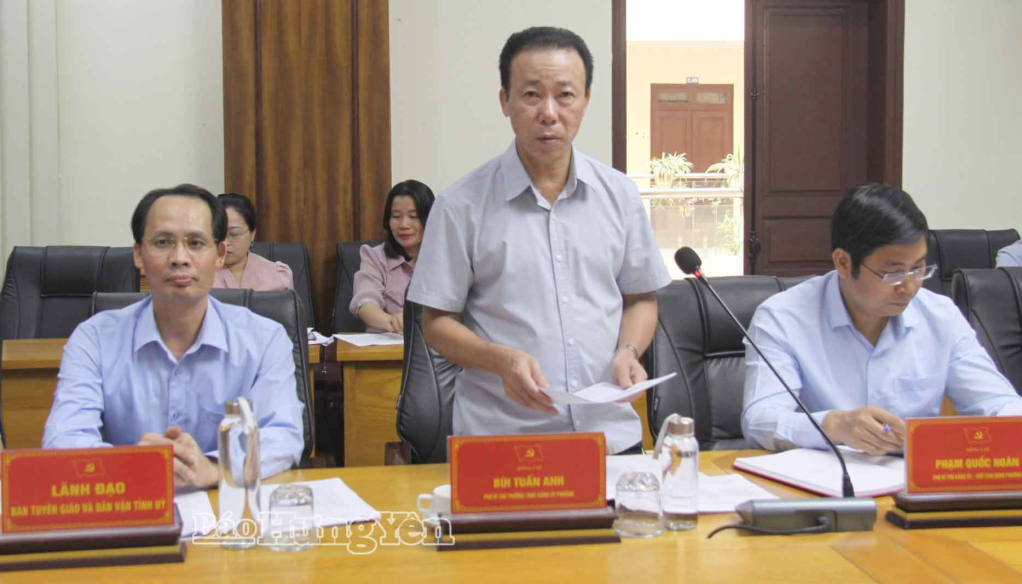 Đại diện lãnh đạo phường Phố Hiến báo cáo các nội dung với Đoàn khảo sát.