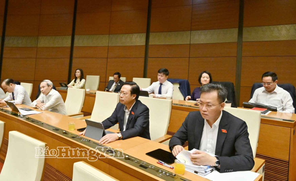 Đồng chí Nguyễn Hữu Nghĩa, Ủy viên Ban Chấp hành Trung ương Đảng, Tổng Kiểm toán nhà nước, Trưởng đoàn đại biểu Quốc hội tỉnh Hưng Yên cùng các ĐBQH tỉnh Hưng Yên dự kỳ họp.