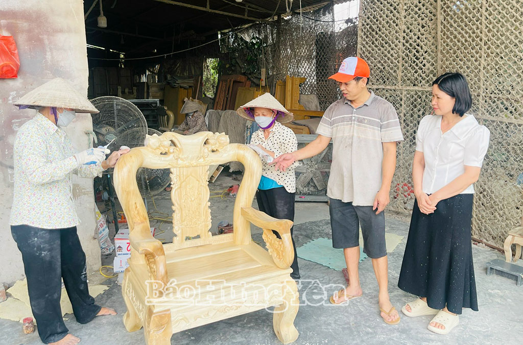  Anh Trần Công Sáng, thôn Vế, xã Ngự Thiên giới thiệu sản phẩm của xưởng.