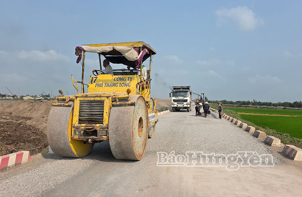 Thi công đê cửa sông hữu tả Trà Lý, địa phận xã Tiền Hải.
