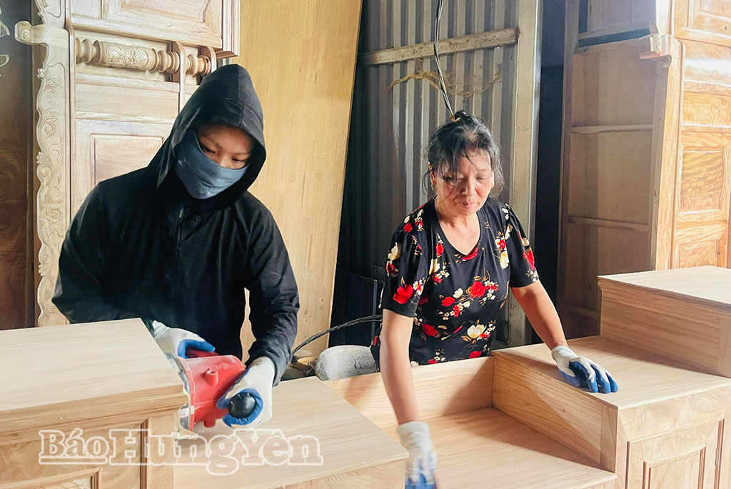 Nghề mộc thôn Vế, xã Ngự Thiên tạo việc làm cho nhiều lao động địa phương.