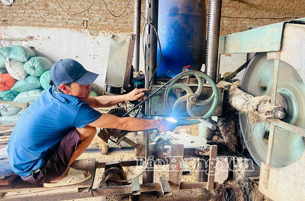 Nhiều hộ dân làng nghề mộc thôn Vế, xã Ngự Thiên đầu tư máy móc vào sản xuất.