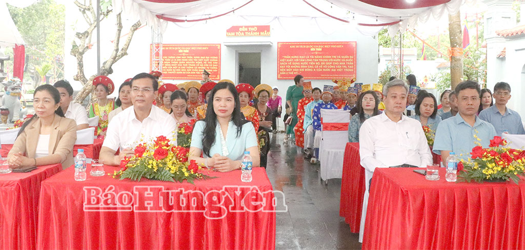 Các đại biểu, Nhân dân và du khách thập phương tham dự khai mạc lễ hội.