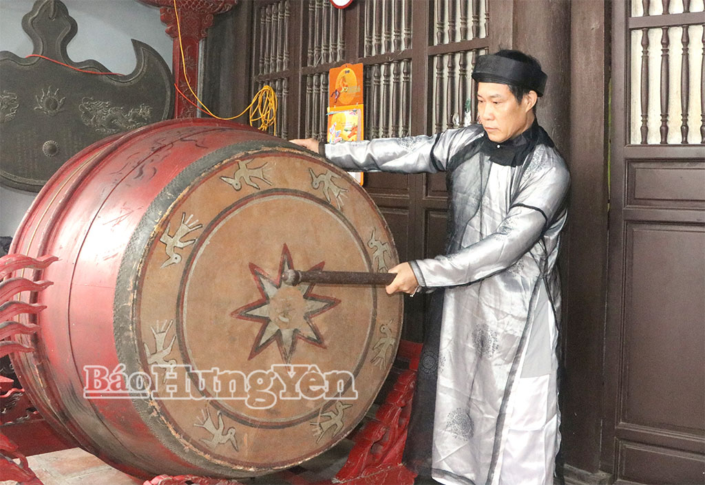 Nghi thức đánh trống khai hội.