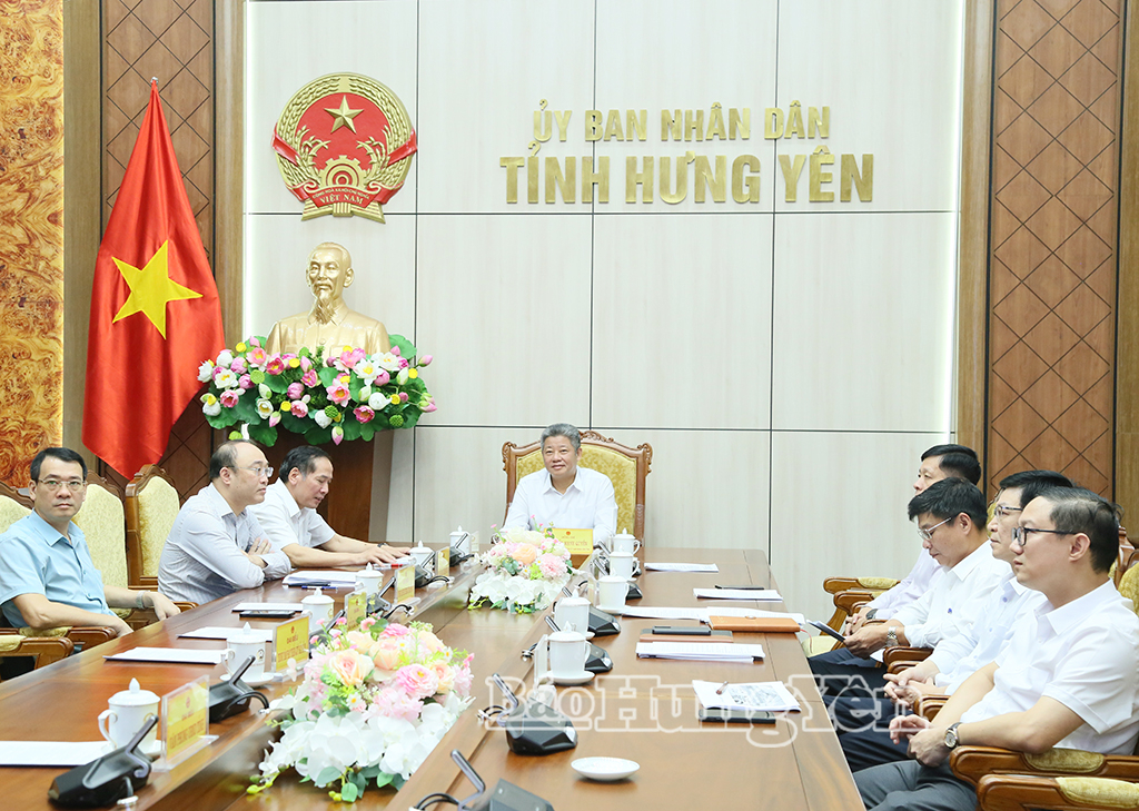 Đồng chí Nguyễn Mạnh Quyền, Phó Bí thư Tỉnh ủy, Chủ tịch UBND tỉnh và các đại biểu dự hội nghị tại điểm cầu tỉnh Hưng Yên.