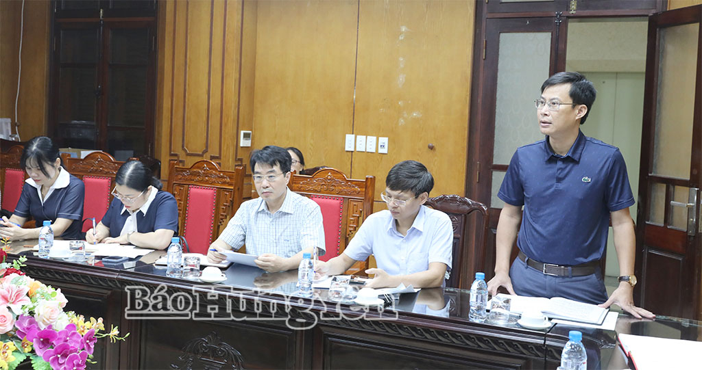 Lãnh đạo Ban Quản lý dự án đầu tư xây dựng số 2 phát biểu tại cuộc họp.Đại diện nhà thầu thi công đề xuất ý kiến tại cuộc họp.