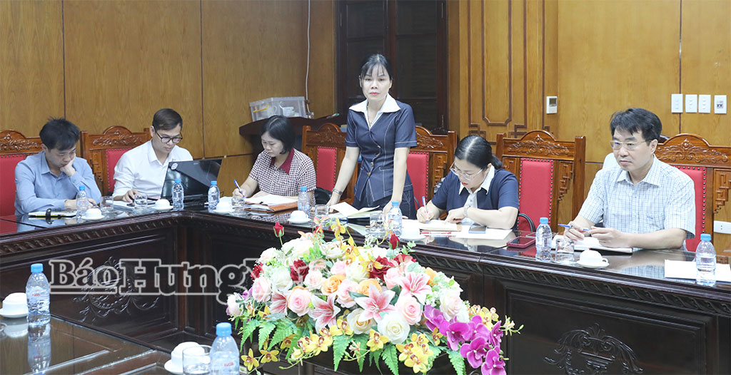 Đại diện nhà thầu thi công đề xuất ý kiến tại cuộc họp.