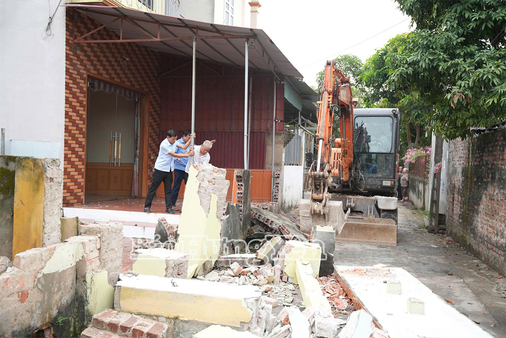 Các hộ dân phá dỡ công trình, hiến đất mở rộng đường.