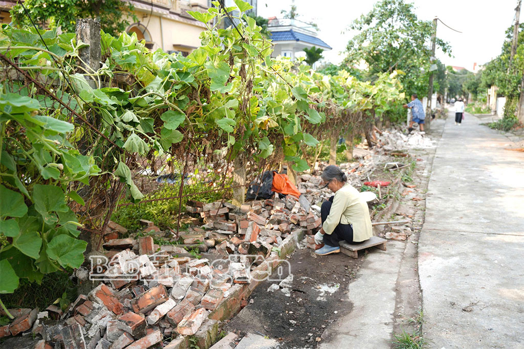 Người dân thôn Phần Dương hiến đất mở rộng đường.