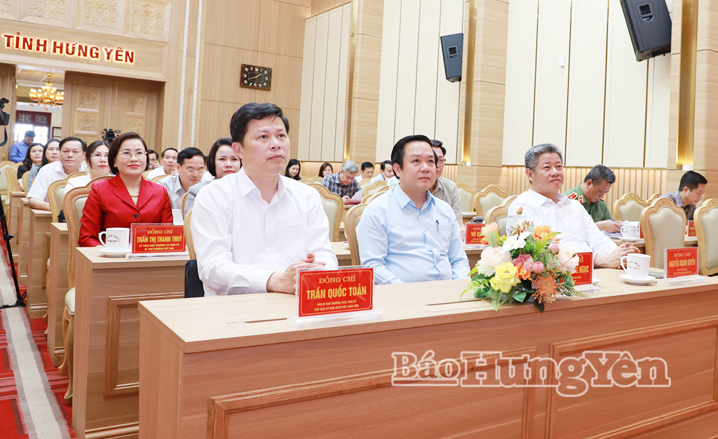 Các đồng chí: Phạm Quang Ngọc, Ủy viên Ban Chấp hành Trung ương Đảng, Bí thư Tỉnh ủy; Trần Quốc Toản, Phó Bí thư Thường trực Tỉnh ủy, Chủ tịch Ủy ban MTTQ Việt Nam tỉnh; Nguyễn Mạnh Quyền, Phó Bí thư Tỉnh ủy, Chủ tịch UBND tỉnh và các đại biểu dự hội nghị.