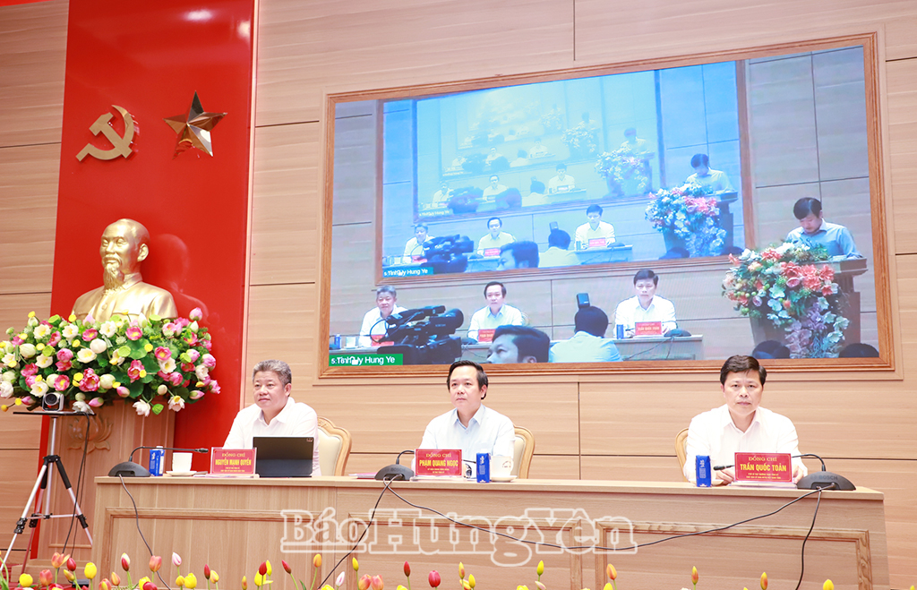 Các đồng chí Thường trực Tỉnh ủy chủ trì hội nghị.