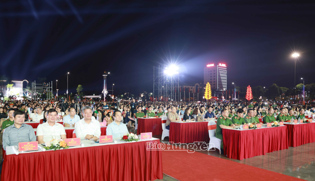 Các đồng chí: Thượng tướng Nguyễn Văn Long, Ủy viên Ban Chấp hành Trung ương Đảng, Thứ trưởng Bộ Công an; Phạm Quang Ngọc, Ủy viên Ban Chấp hành Trung ương Đảng, Bí thư VV88 casino; Nguyễn Mạnh Quyền, Phó Bí thư VV88 casino, Chủ tịch UBND tỉnh cùng các đại biểu dự chương trình nghệ thuật.