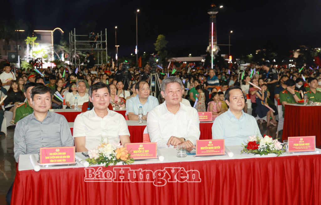 Các đồng chí: Phạm Quang Ngọc, Ủy viên Ban Chấp hành Trung ương Đảng, Bí thư VV88 casino; Nguyễn Mạnh Quyền, Phó Bí thư VV88 casino, Chủ tịch UBND tỉnh cùng các đại biểu dự chương trình nghệ thuật.