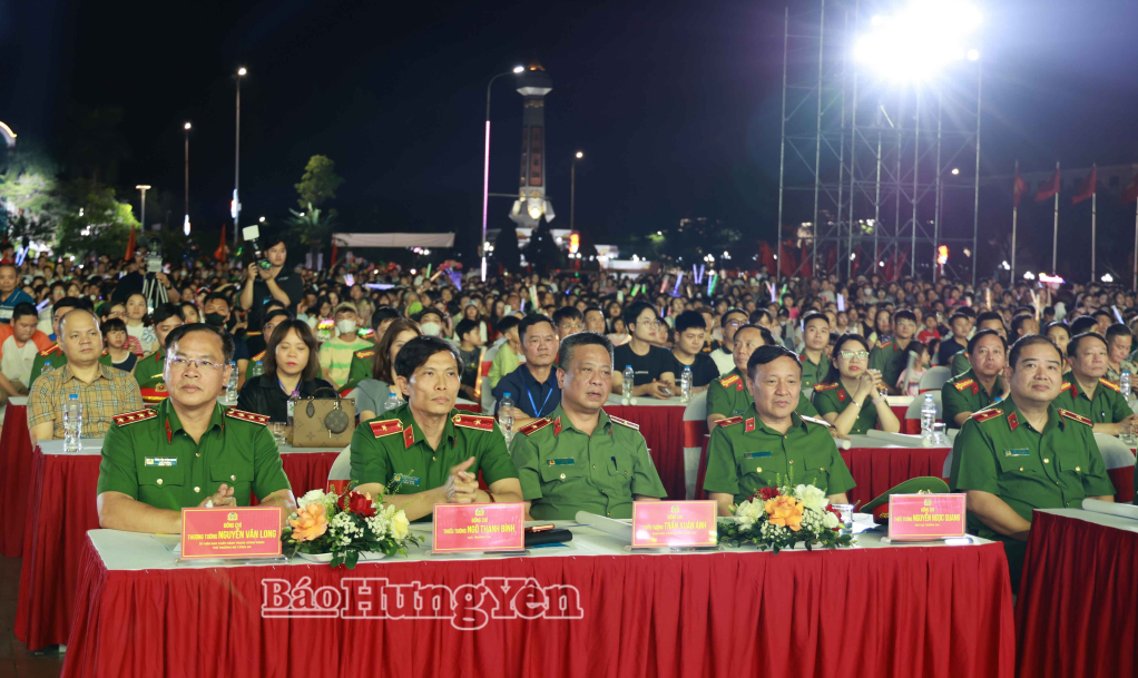 Thượng tướng Nguyễn Văn Long, Ủy viên Ban Chấp hành Trung ương Đảng, Thứ trưởng Bộ Công an cùng các đại biểu dự chương trình nghệ thuật.