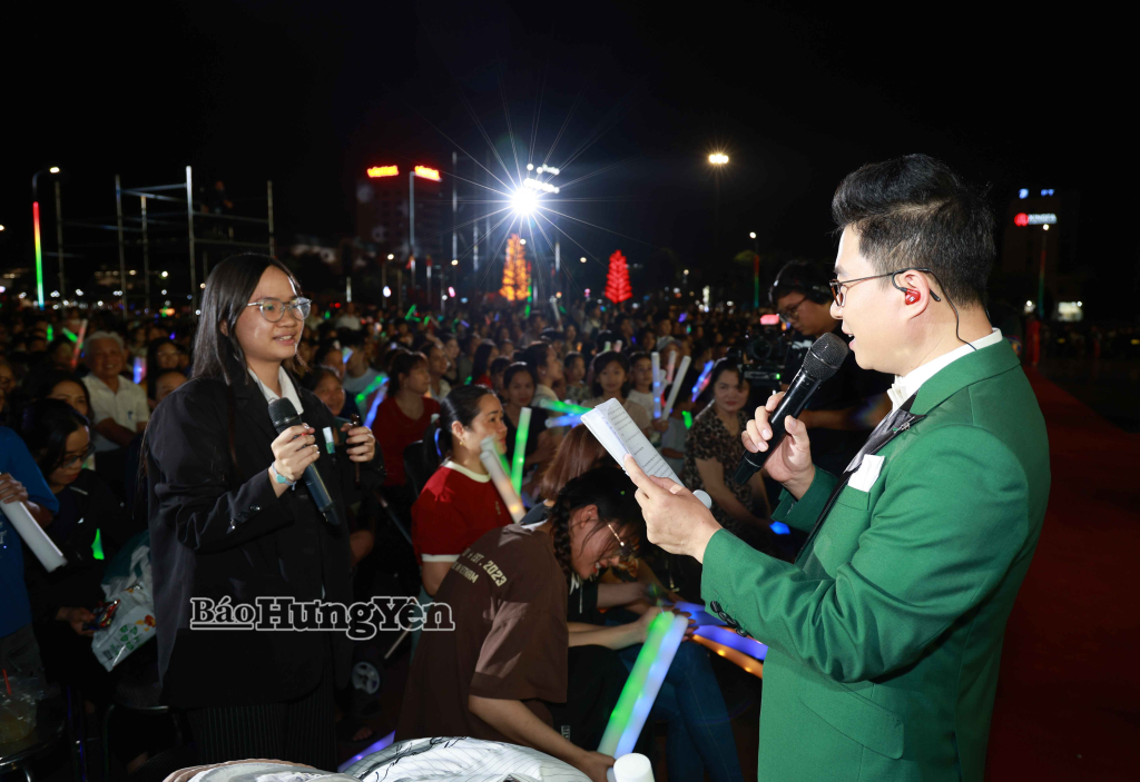 Phần giao lưu của chương trình với khán giả tuyên truyền phòng, chống ma túy.