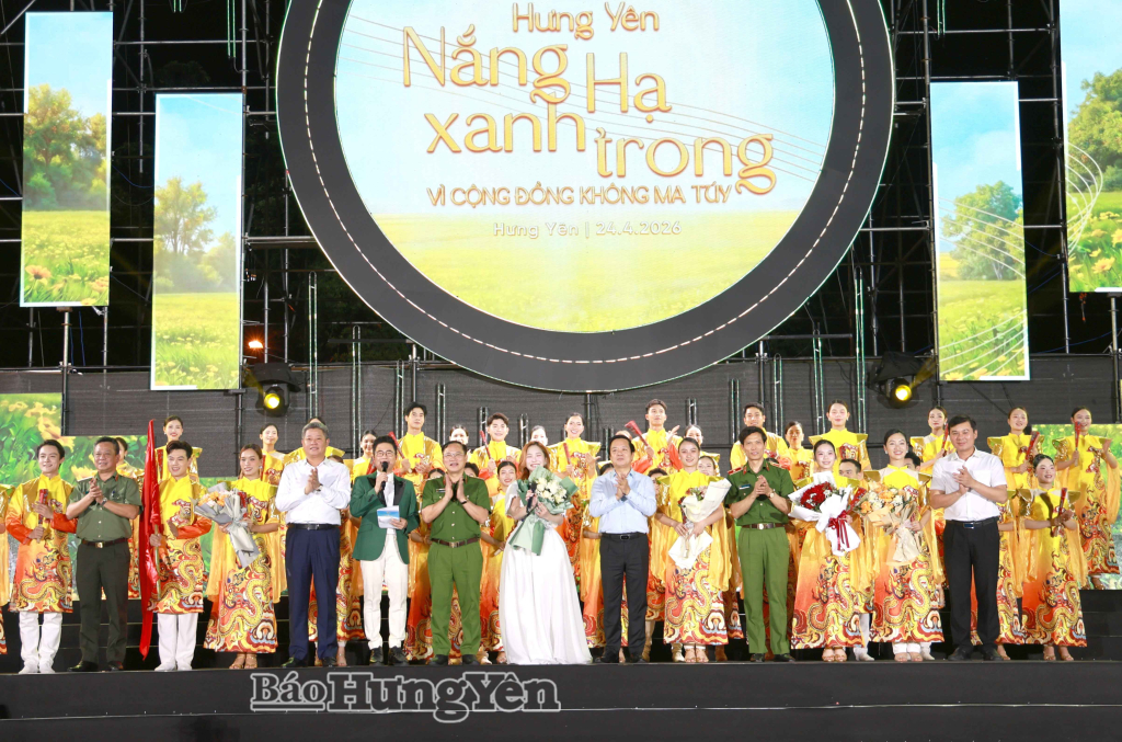 Các đại biểu tặng hoa, chụp ảnh lưu niệm cùng các nghệ sĩ, diễn viên tham gia biểu diễn tại chương trình.