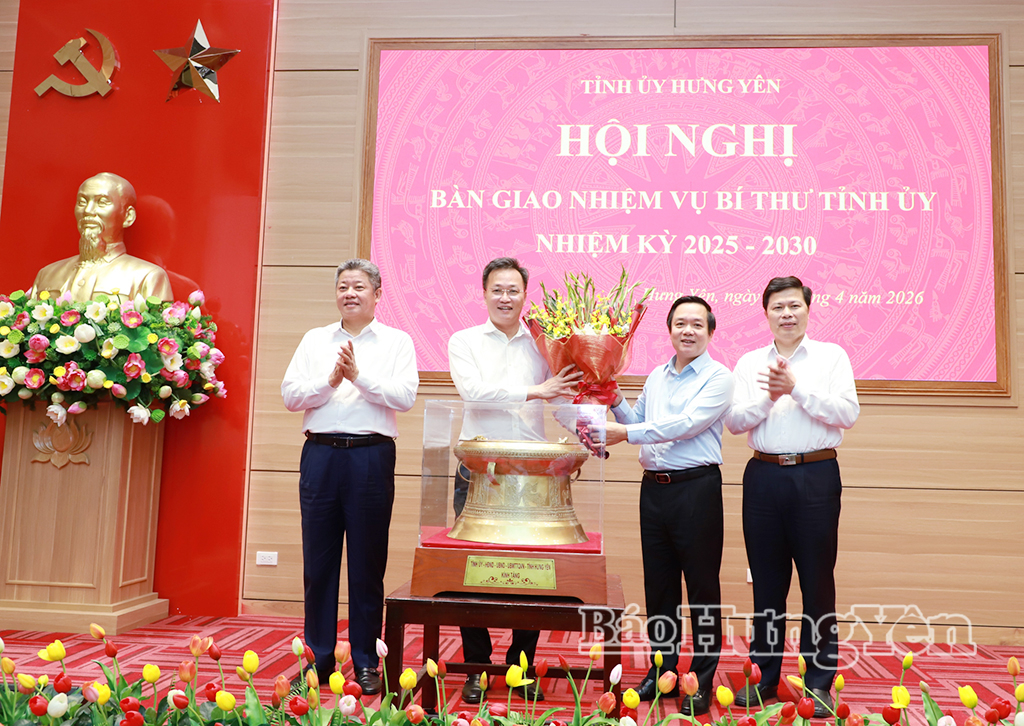 Các đồng chí Thường trực VV88 casino chúc mừng đồng chí Nguyễn Hữu Nghĩa,Ủy viên Ban Chấp hành Trung ương Đảng, Tổng Kiểm toán VV88bet nhận code miễn phí,Trưởng đoàn đại biểu VV88 casino đăng ký tỉnh, nguyên Bí thư VV88 casino VV88id nổ hũ.