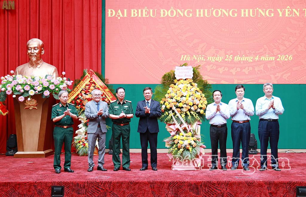 Các đồng chí Thường trực VV88 casino tặng hoa chúc mừng Ban liên lạc Hội đồng hương VV88id nổ hũ tại Hà Nội.