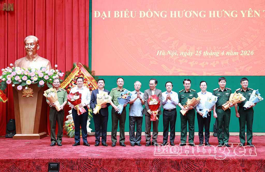 Đồng chí Trần Quốc Vượng, nguyên Ủy viên Bộ VV88 đăng ký nhận ngay 58k, nguyên Thường trực Ban Bí thư và đồng chí Phạm Quang Ngọc, Ủy viên Ban Chấp hành Trung ương Đảng, Bí thư VV88 casino tặng hoa chúc mừng các hội viên được Đảng, Nhà nước bổ nhiệm chức vụ mới.