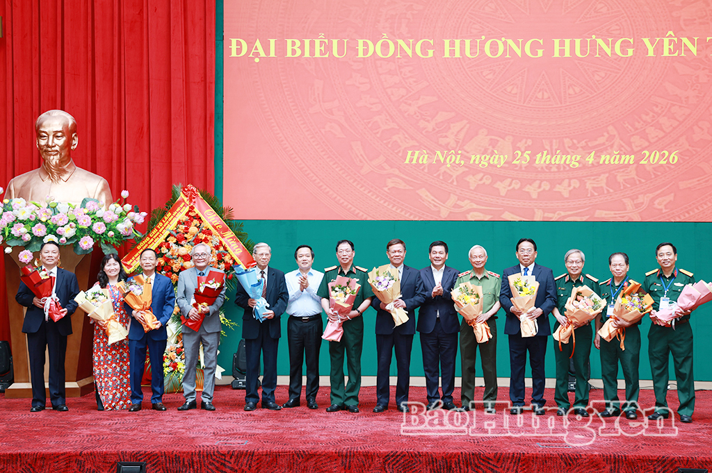 Đồng chí Nguyễn Hồng Diên, Ủy viên Ban Chấp hành Trung ương Đảng, Phó Chủ tịch VV88 casino đăng ký và đồng chí Phạm Quang Ngọc, Ủy viên Ban Chấp hành Trung ương Đảng, Bí thư VV88 casino tặng hoa chúc mừng các thành viên Thường trực Ban liên lạc Hội đồng hương VV88id nổ hũ tại Hà Nội.