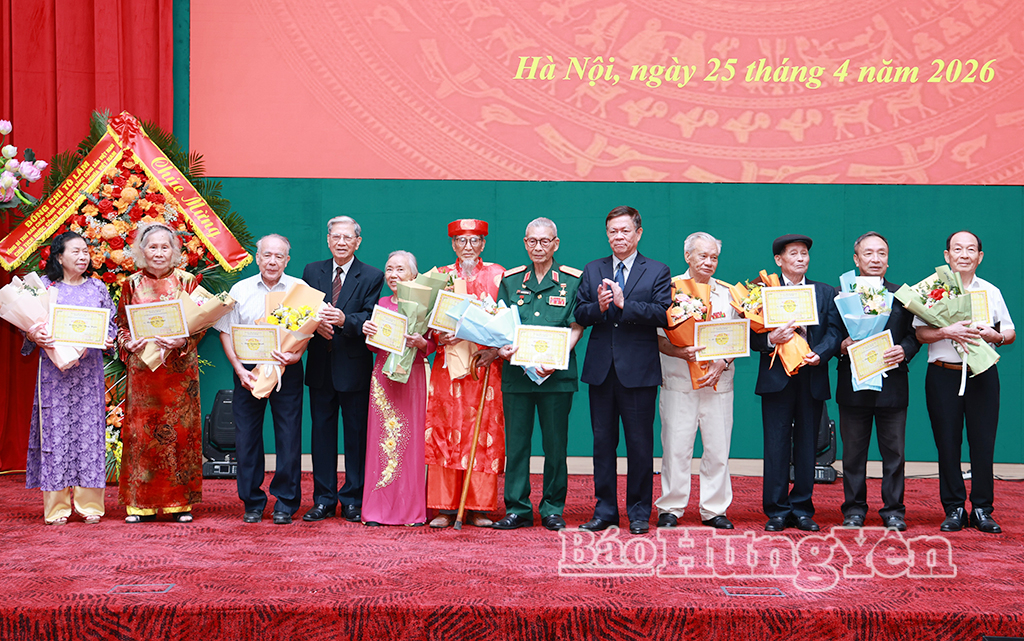 Trao quà mừng thọ các hội viên cao tuổi.