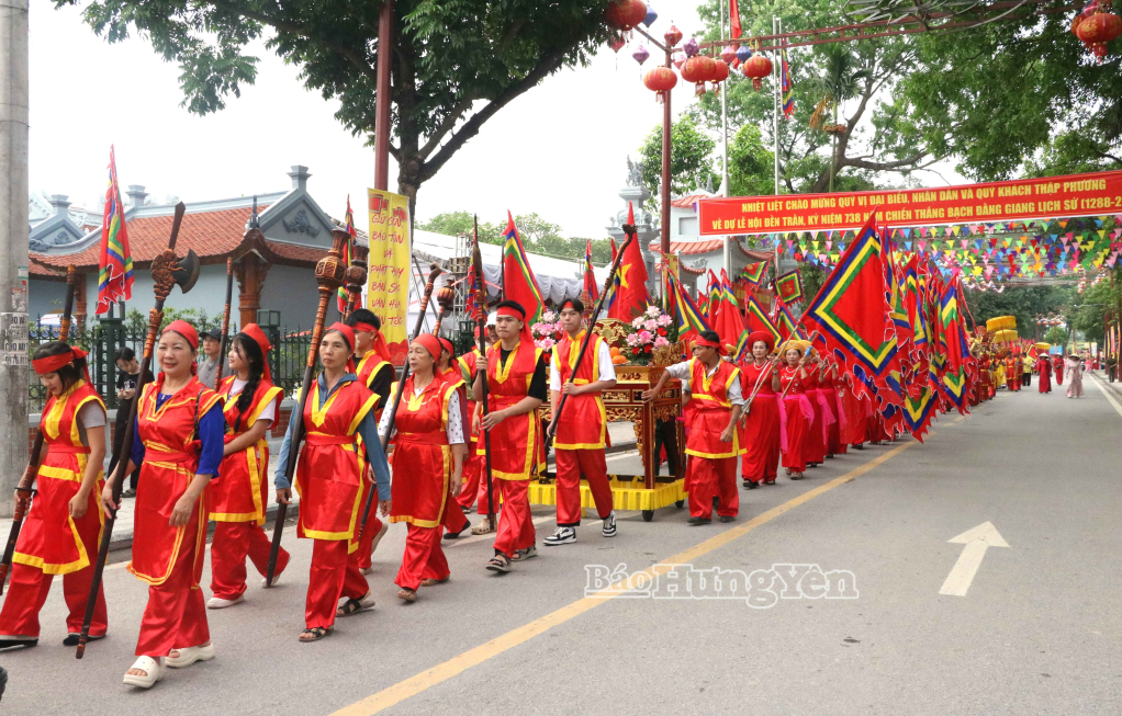 Đoàn rước nước xuất phát từ khu vực Ban quản lý di tích tỉnh di chuyển đến bền phà Yên Lệnh cũ.a