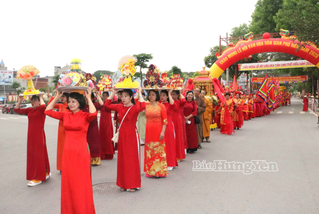 Đoàn rước nước thu hút khoảng 1.000 người tham gia. 