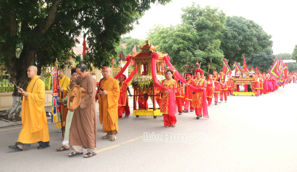 Đoàn rước nước di chuyển ra bến phà Yên Lệnh cũ, chuẩn bị thực hiện nghi thức lấy nước thiêng trên sông Hồng.a