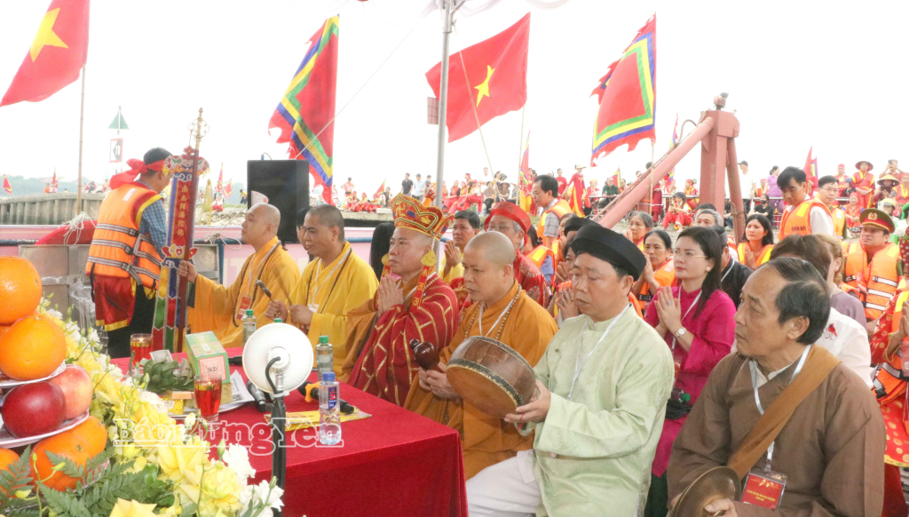  Nghi lễ rước nước được cử hành trang nghiêm.