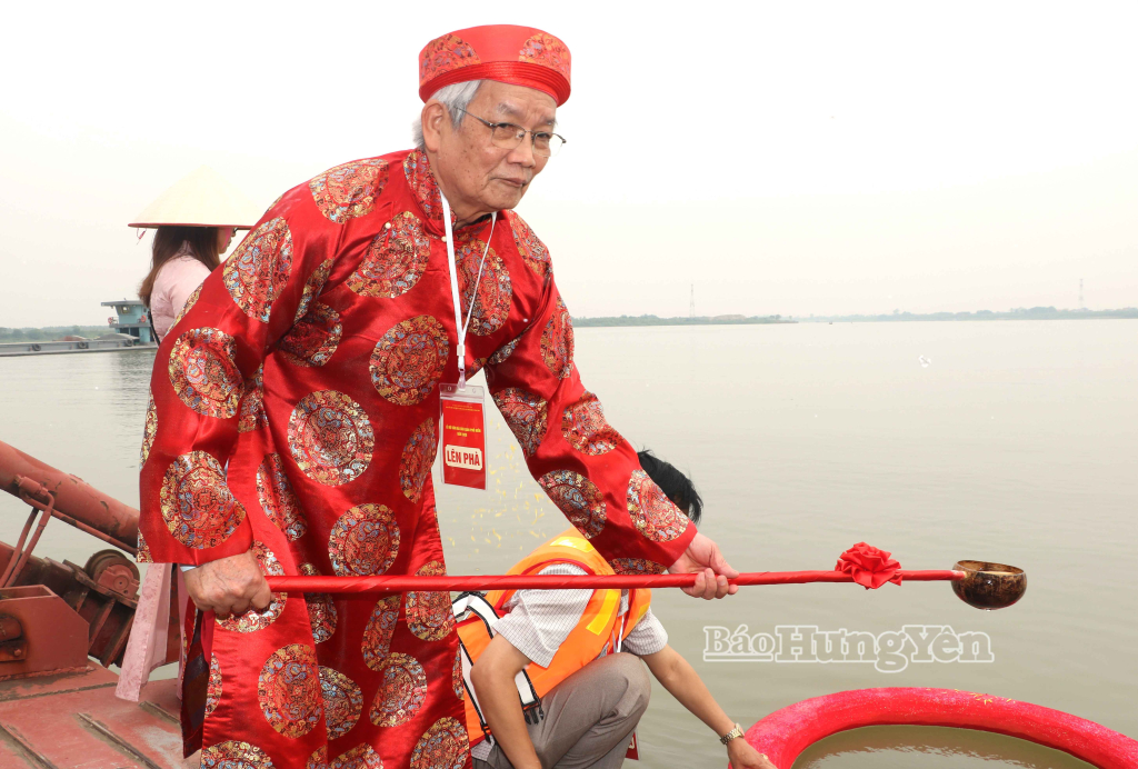 Đại diện các vị cao niên thực hiện nghi thức múc nước thiêng giữa dòng sông Hồng trong lễ rước nước.