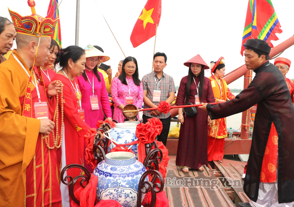 Đại diện các vị cao niên thực hiện nghi thức múc nước thiêng giữa dòng sông Hồng trong lễ rước nước.