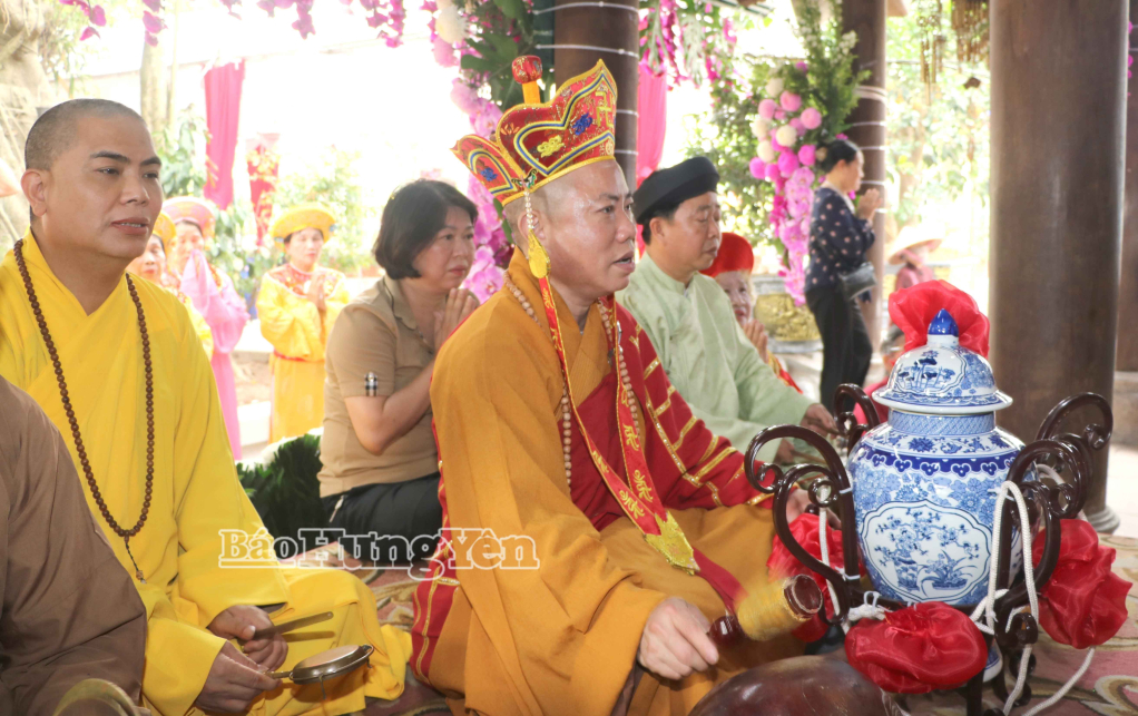 Chóe nước thiêng được cung rước về đền Mẫu để thực hiện nghi lễ an vị, cầu mong bình an, mưa thuận gió hòa.