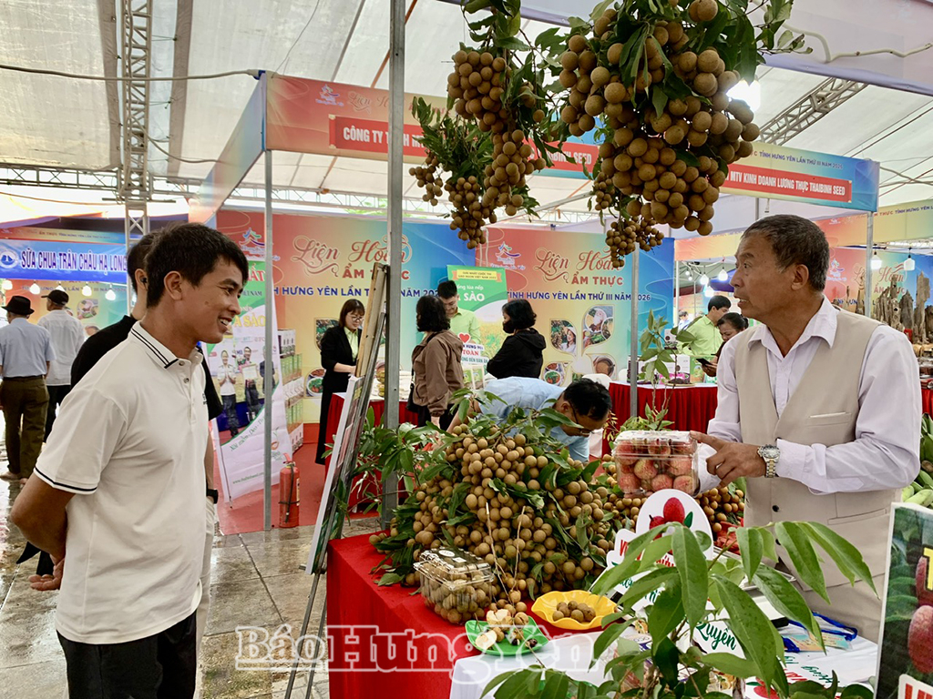 Ông Vũ Hồng Ngân (xã Quang Hưng) giới thiệu sản phẩm OCOP vải trứng Hưng Yên và nhãn quả tươi tới du khách tại Liên hoan ẩm thực tỉnh Hưng Yên lần thứ III, năm 2026.