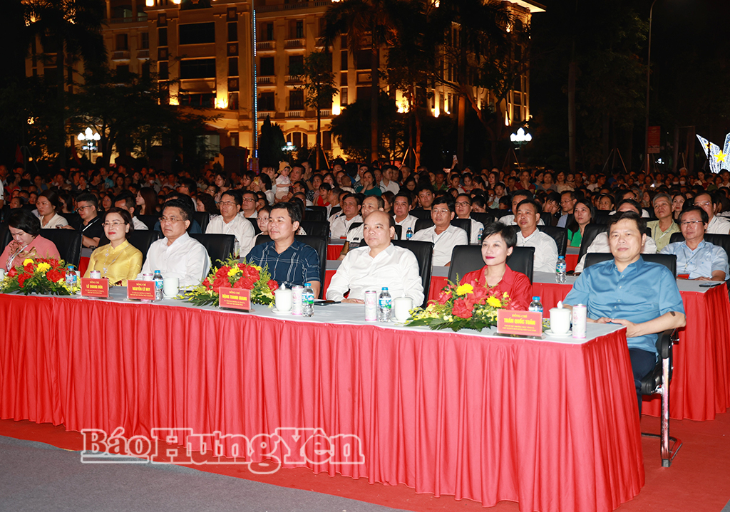 Các đại biểu dự chương trình khai mạc Lễ hội Văn hóa dân gian Phố Hiến năm 2026.