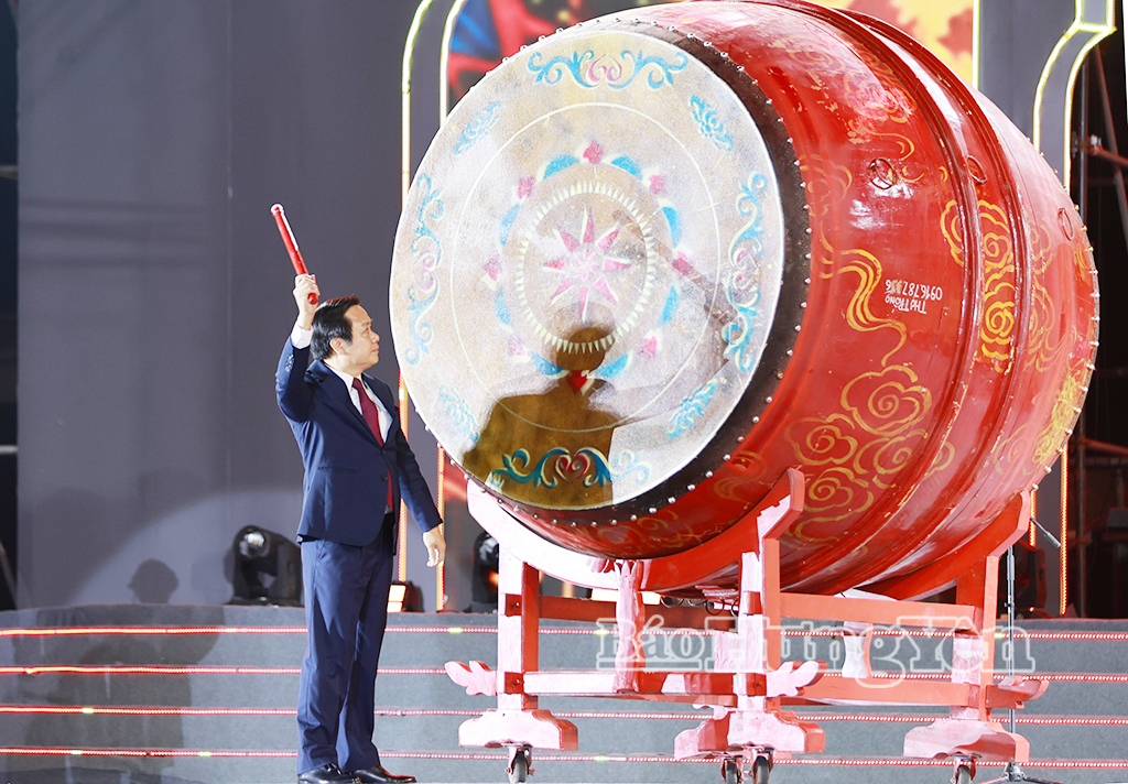 Đồng chí Phạm Quang Ngọc, Ủy viên Ban Chấp hành Trung ương Đảng, Bí thư Tỉnh ủy thực hiện nghi thức đánh trống khai mạc Lễ hội Văn hóa dân gian Phố Hiến năm 2026.