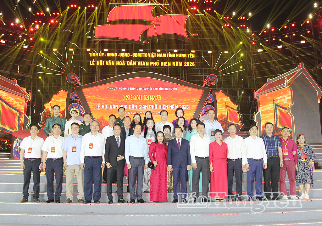 Các đại biểu chụp ảnh lưu niệm tại chương trình khai mạc Lễ hội Văn hóa dân gian Phố Hiến năm 2026.