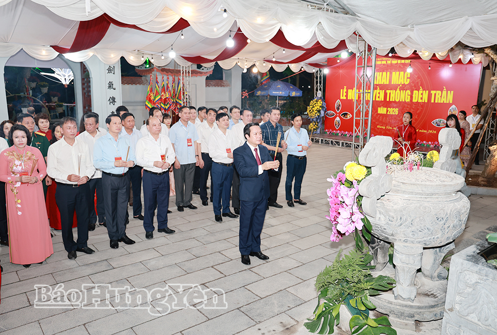 Đồng chí Phạm Quang Ngọc, Ủy viên Ban Chấp hành Trung ương Đảng, Bí thư Tỉnh ủy cùng các đại biểu dâng hương tại đền Trần (Khu di tích quốc gia đặc biệt Phố Hiến).